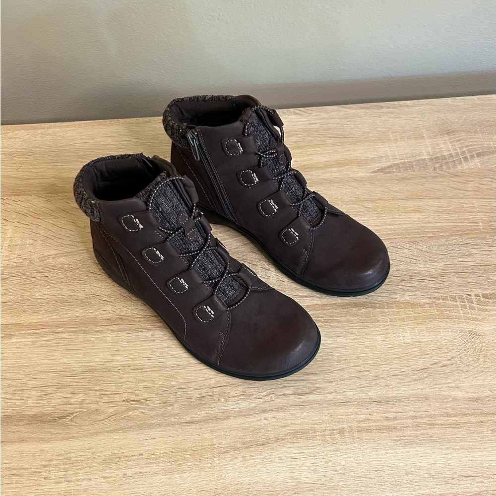 Clarks Collection Carleigh Jade - Warm Brown Leather Boot Women's Size 9